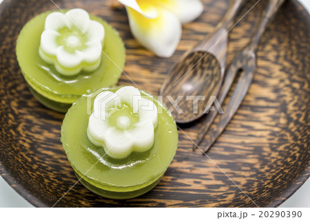 Thai dessert, pandan Jelly serve on palm wood dish Thai dessert, pandan Jelly serve on palm wood dish 20290390