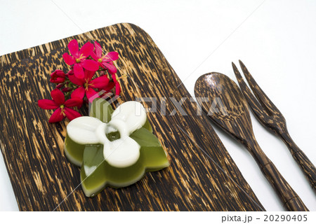 Thai dessert, pandan Jelly serve on palm wood dish Thai dessert, pandan Jelly serve on palm wood dish 20290405