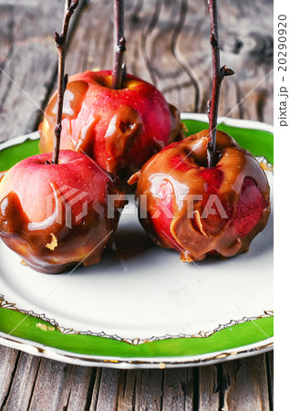 Three apples in caramel 20290920