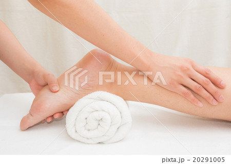 Therapist doing  massage on woman leg  in day spa 20291005
