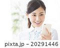 スマホを操作するビジネスウーマン 20291446
