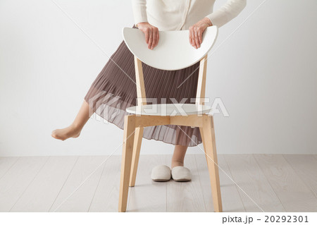 シニア女性　自宅で運動　椅子 20292301