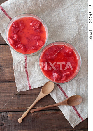 ガラスカップに作ったイチゴのヨーグルトゼリー 20292412