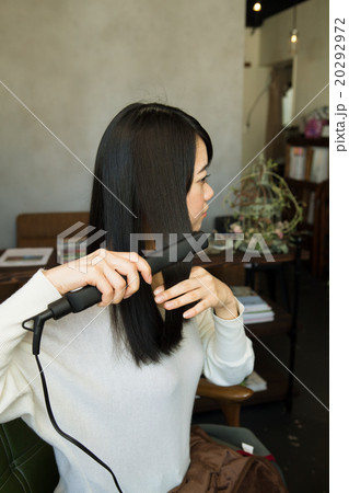 スタイリングする20代女性 スタイリングする20代女性 20292972