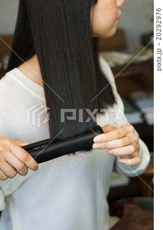 スタイリングする２０代女性 20292976