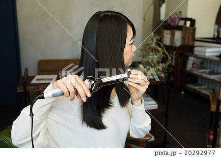 スタイリングする20代女性 スタイリングする20代女性 20292977