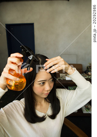 前髪を直す20代女性 20292986