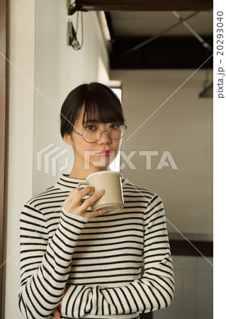 窓辺でくつろぐ20代女性 20293040