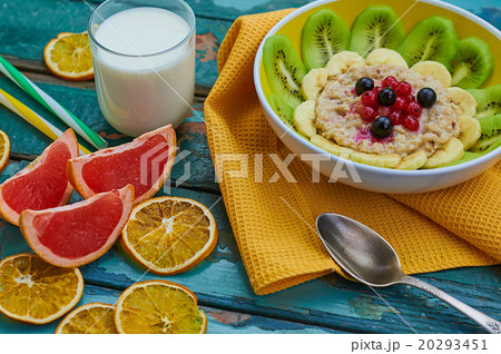 Healthy breakfast with oatmeal and fruit 20293451