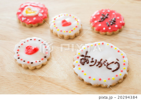 おうちでお菓子作り アイシングクッキー メッセージ入りの写真素材