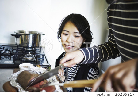 ホームパーティーでの食事 20295817