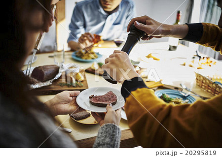 ホームパーティーでの食事 ホームパーティーでの食事 20295819