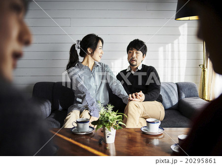 ソファでくつろぐ男性と女性 20295861