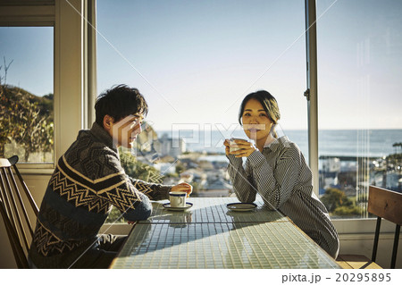 カフェでくつろぐ男女 20295895
