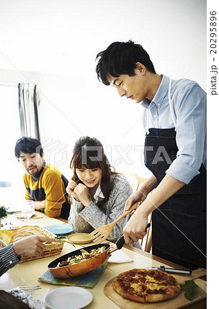 ホームパーティーでの食事 20295896