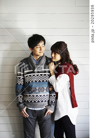 仲睦まじいカップル 20295936