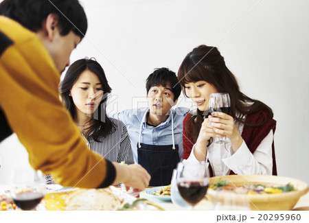 ホームパーティーで会話する男女 20295960