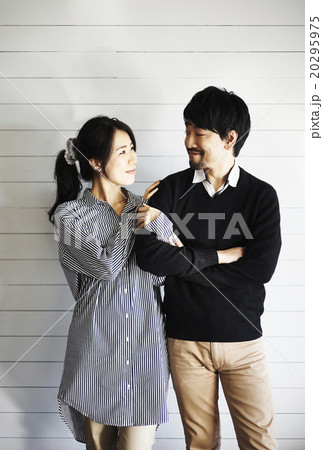 仲睦まじいカップル 仲睦まじいカップル 20295975