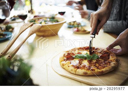 ホームパーティーでの食事 20295977