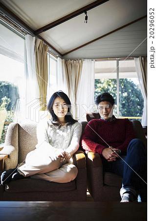 ソファでくつろぐ男性と女性 20296052