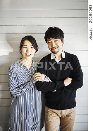 仲睦まじいカップル 20296093