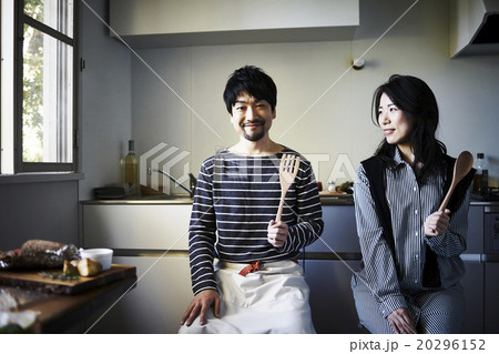 ホームパーティーでの調理 20296152