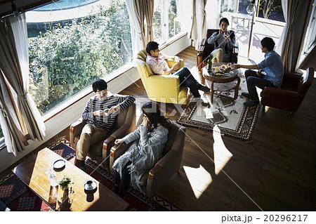 リビングでくつろぐ人々 20296217