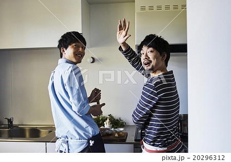 ホームパーティーでの調理 20296312