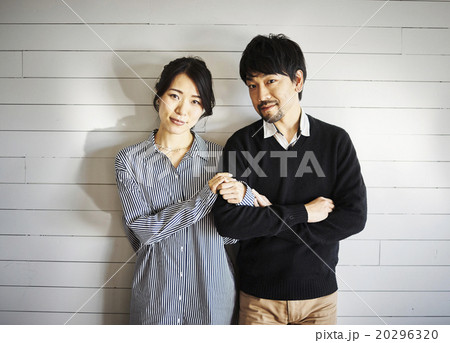 仲睦まじいカップル 20296320