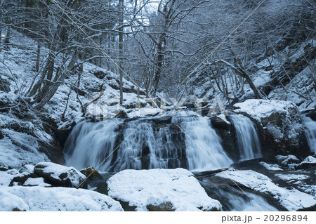 雪景色の江竜田の滝 20296894