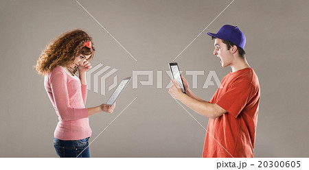 Man and woman with tablet 20300605