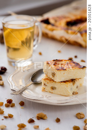 Appetizing cottage cheese pie with raisins 20301828