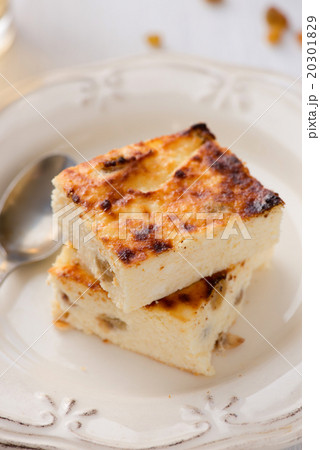 Appetizing cottage cheese pie with raisins 20301829