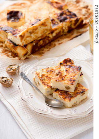 Appetizing cottage cheese pie with raisins 20301832