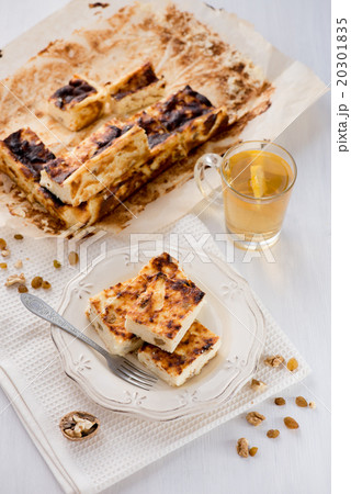 Appetizing cottage cheese pie with raisins 20301835