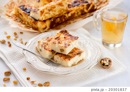 Appetizing cottage cheese pie with raisins 20301837