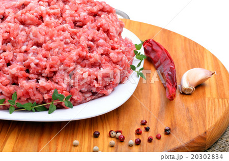 ground meat with pepper, thyme garlic 20302834