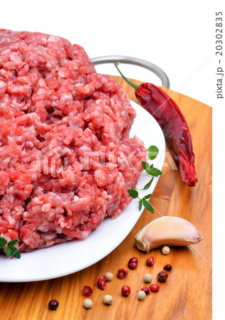 ground meat with pepper, thyme and garlic 20302835