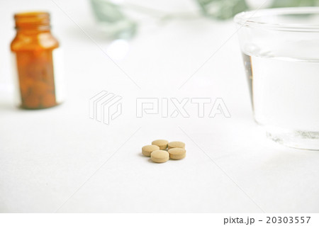 薬のイメージ　錠剤と薬ビンとコップの水 20303557