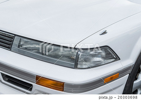 白い車のヘッドライトHeadlight of the white car 20303698