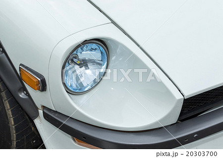 白い車のヘッドライトHeadlight of the white car 20303700