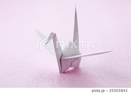 白色紙の折り鶴縦位置 白色紙の折り鶴縦位置 20303842