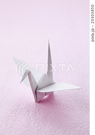 白色紙の折り鶴縦位置 白色紙の折り鶴縦位置 20303850