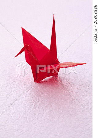 赤い折り鶴1羽横位置 赤い折り鶴1羽横位置 20303886