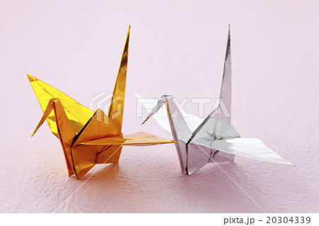 金と銀の並ぶ2羽のおり鶴横位置 20304339