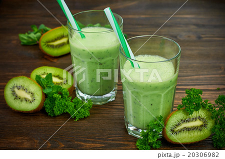 Kiwi smoothie 20306982