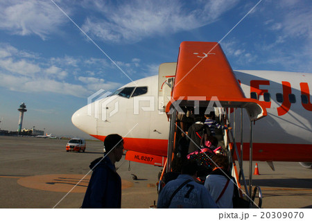 チェジュ航空に搭乗する人たち チェジュ航空に搭乗する人たち 20309070