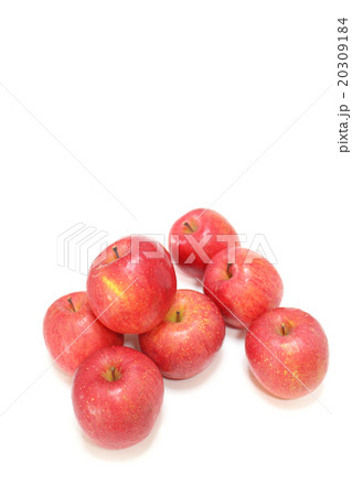 赤いりんごと白背景 赤いりんごと白背景 20309184