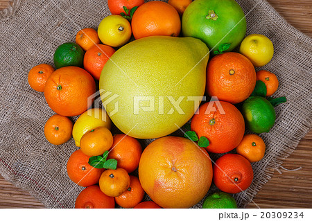 Mound citrus on sacking macro Mound citrus on sacking macro 20309234