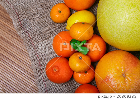 Mound citrus on sacking macro Mound citrus on sacking macro 20309235
